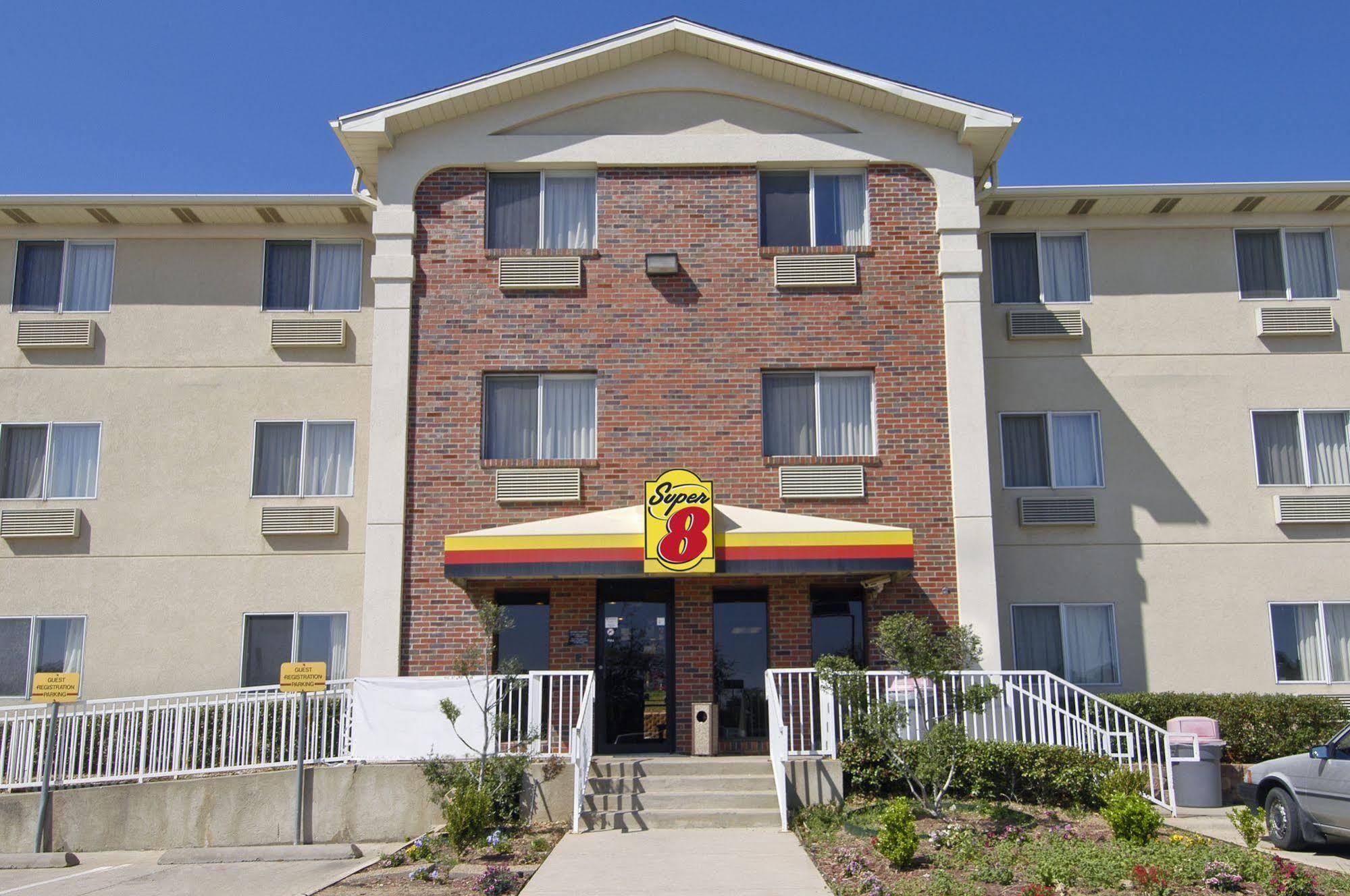 Hotel Super 8 By Wyndham Denton Exteriér fotografie